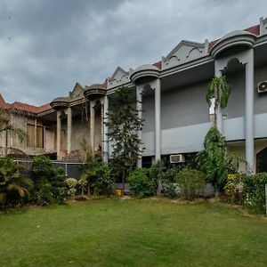 De Manora Homes - Unpretentious Hotel With A Garden , Posh Area Ranjit Avenue